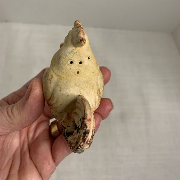 VINTAGE | Chalkware Chicken Salt & Pepper Shakers. - Picture 11 of 14